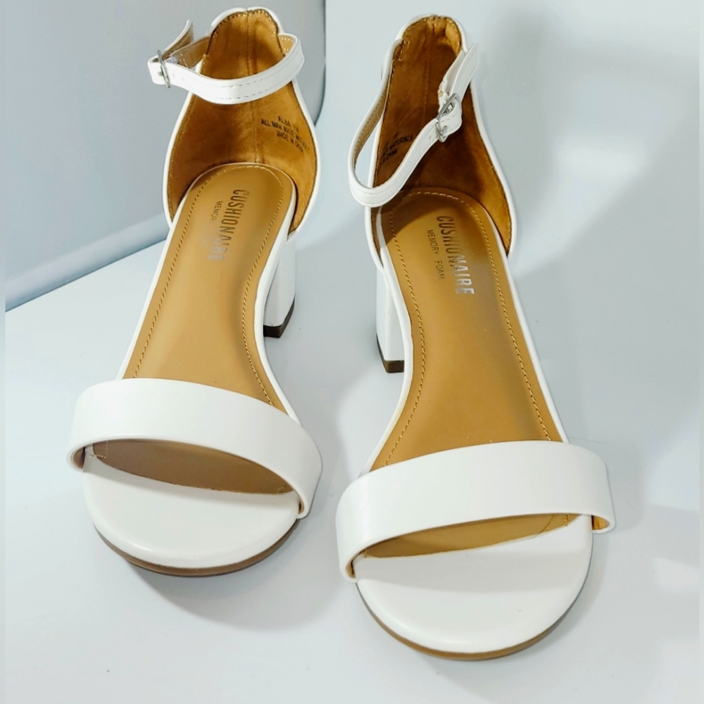 NWOT-🤍-Women's Cushionaire White Sandals Size 7 W with Memory Foam Sole
